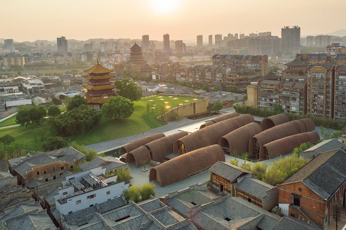 9つのチューブ状の建物が並ぶ様子。photo_Fangfang Tian