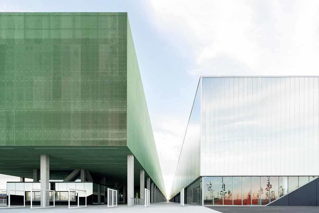 トゥールーズ北部のイノベーションゾーンに建設。田園地帯の景観に配慮し、建築群を水平に並べた。