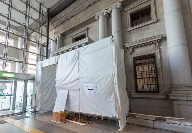 〈千葉市美術館〉1階展示スペース入り口。展覧会はここからはじまる。