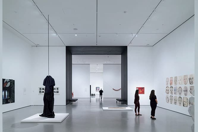 黒いスチールの「門」が、谷口建築とD&amp;S建築をつなぎあう。photo_Iwan Baan