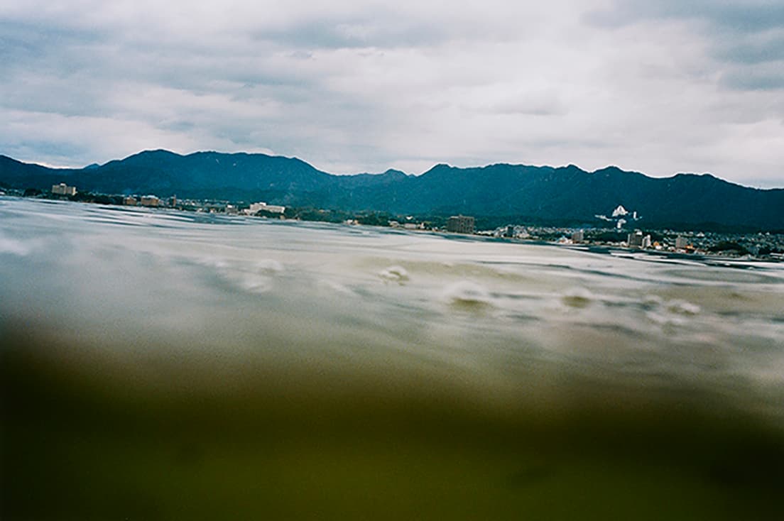 楢橋朝子 《「half awake and half asleep in the water」シリーズより　Miyajima, 2004》2004年　タイプCプリント　60.1×90.3㎝　〈東京国立近代美術館〉蔵
