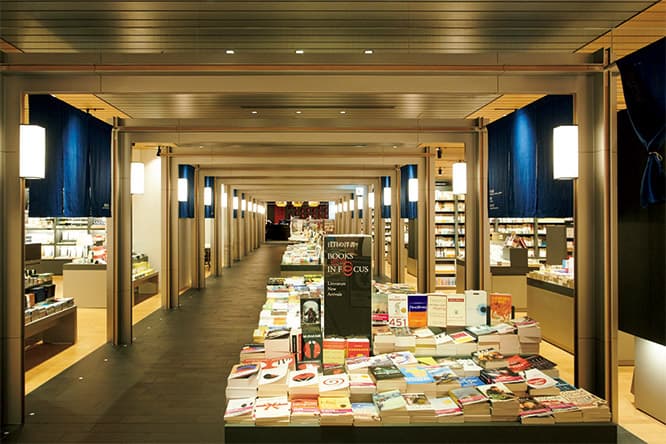 国内外を問わず、幅広いジャンルの書籍が並ぶ。