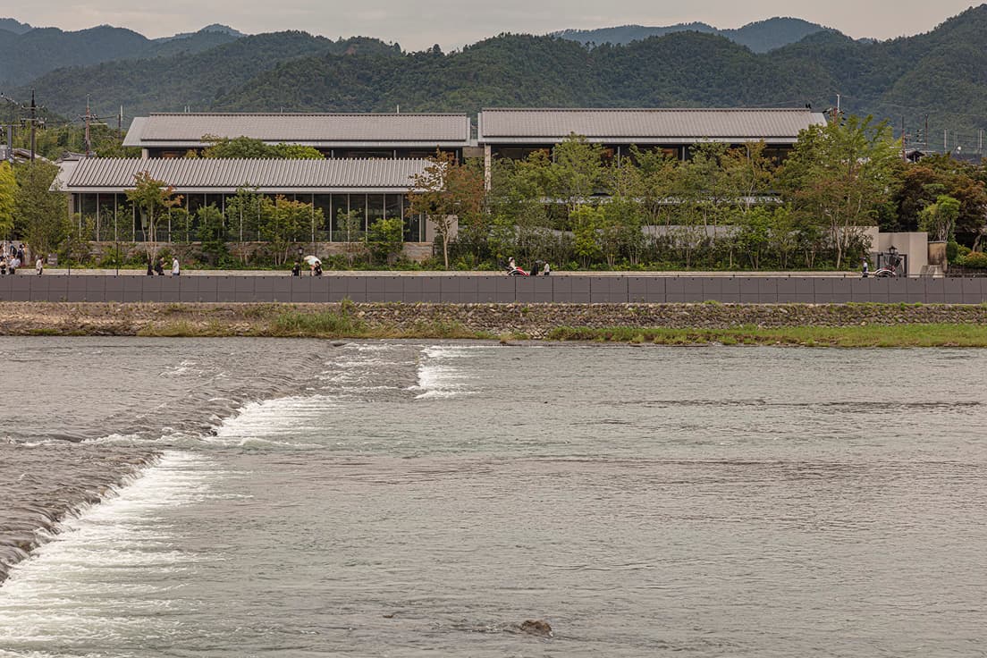 目の前に流れる桂川。隣接する〈福田美術館〉とともに嵯峨の風景に馴染む。