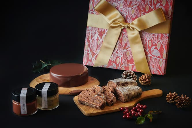 “H2Oチョコ”とは !?〈ダンデライオン・チョコレート〉初のクリスマスケーキ。