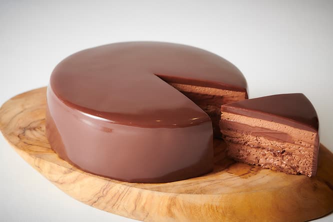 “H2Oチョコ”とは !?〈ダンデライオン・チョコレート〉初のクリスマスケーキ。