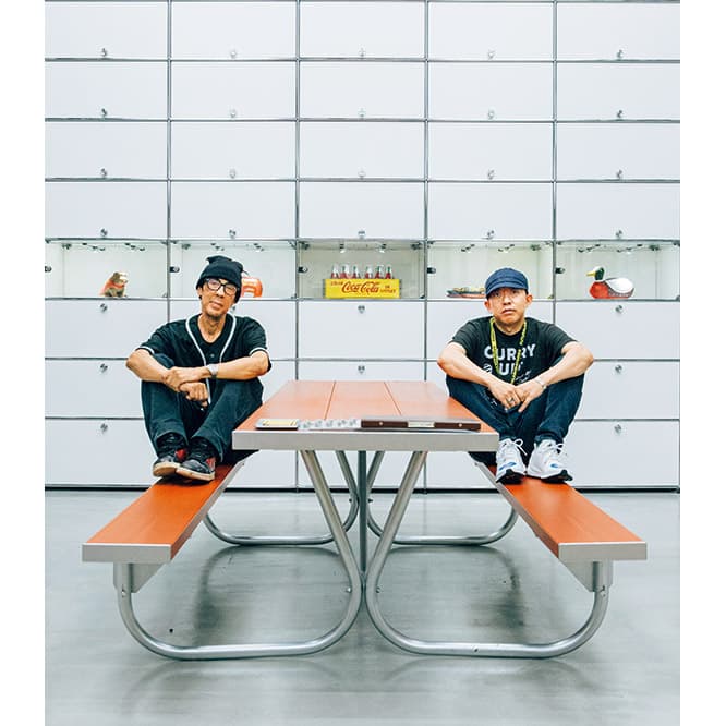 NIGO®（右）のアトリエで一緒にポーズをとるグラフィティーアーティストのフューチュラ。ふたりは1990年代の原宿で出会い、何度もコラボレーションを重ねてきた。