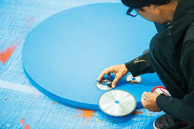 動きを取り入れる新技。ステンシルを使うのはグラフィティーの定番だが、今回は日本で入手したギアを組み合わせて、「動き」を感じさせるパターンを生み出す。