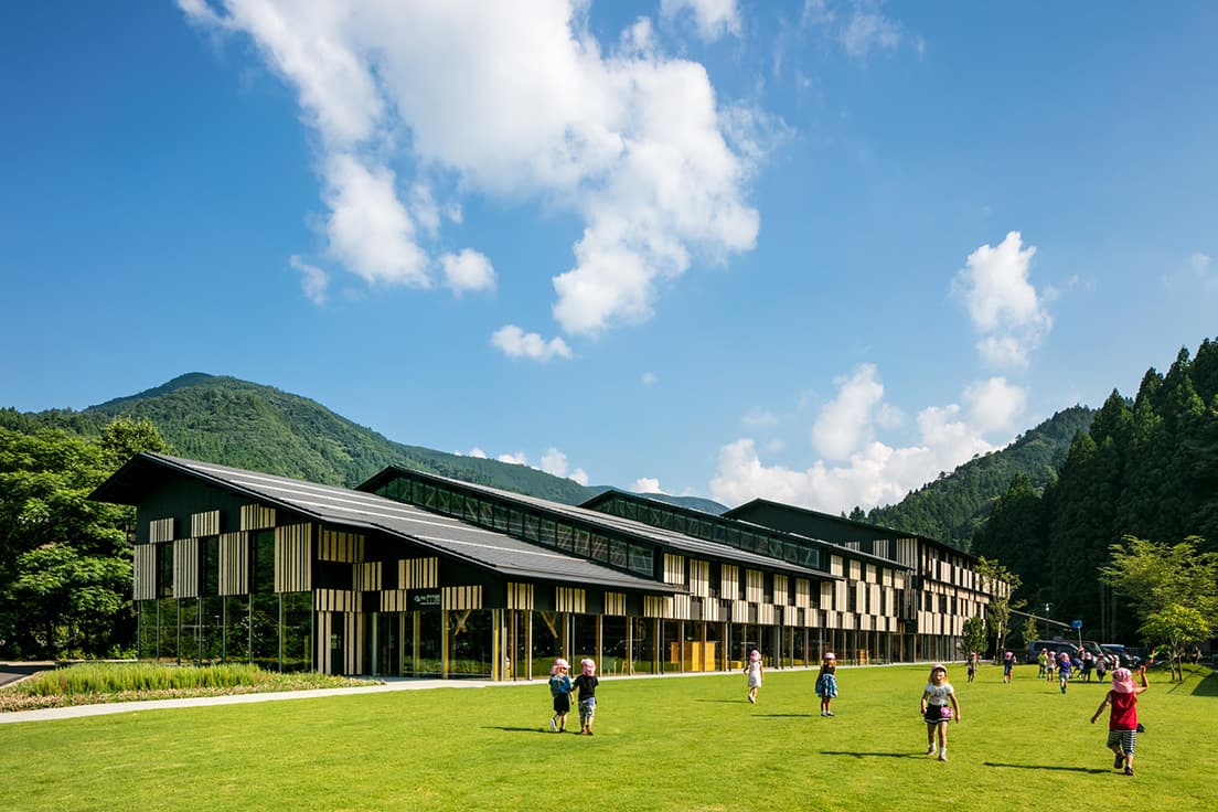 隈建築が多数建てられている、高知県梼原町の〈雲の上の図書館〉（2018年）。©Kawasumi・Kobayashi Kenji Photograph Office