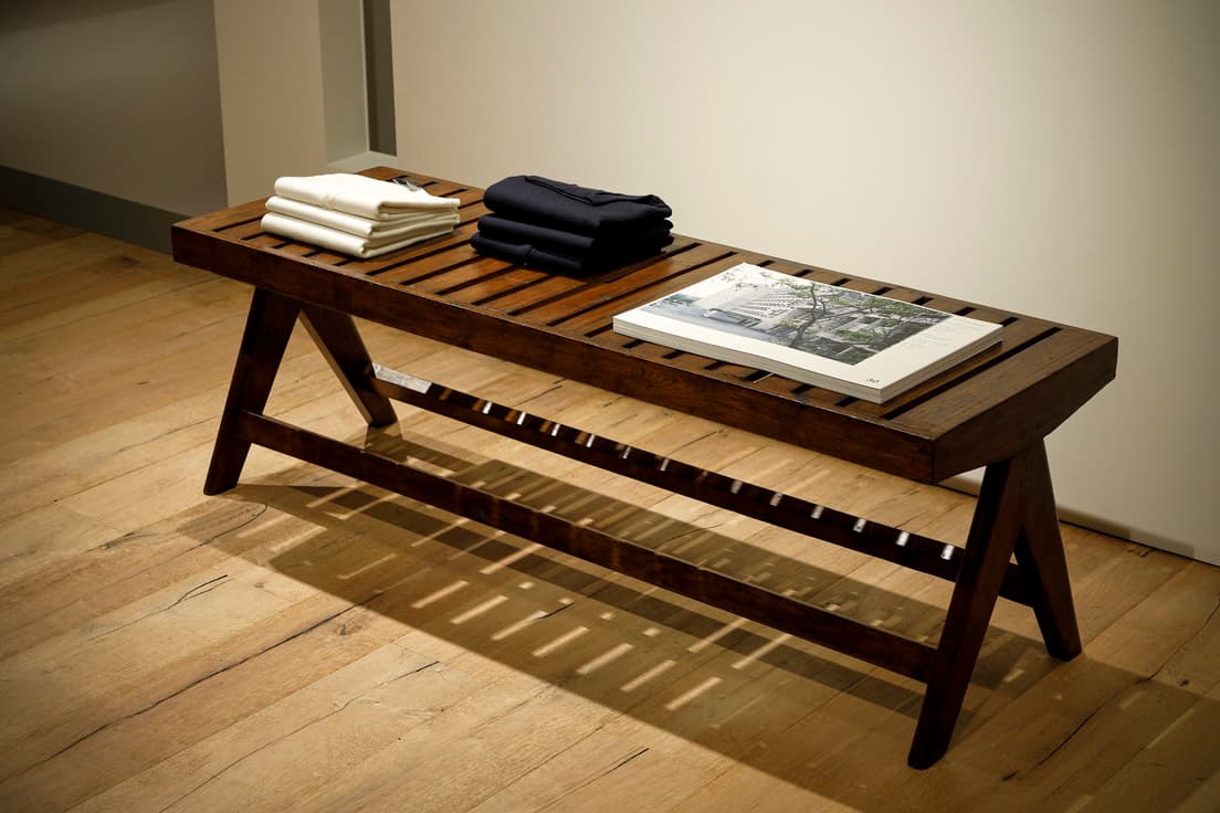 公共施設で使われていた《Slated bench》の上に載せられているのは洋服と、今回の展覧会の贅沢なフライヤー。