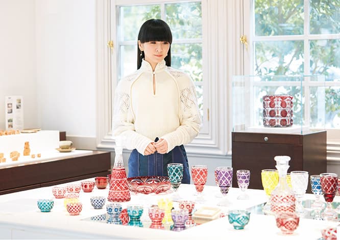 色とりどりの薩摩切子が並ぶ〈薩摩ガラス工芸〉の店舗で。薩摩切子は幕末から30年ほどの間、薩摩藩の元でつくられたガラス工芸。東京の「江戸切子」と技法はほぼ同じだが、華やかな色彩とぼかし、複雑な文様が特徴。
