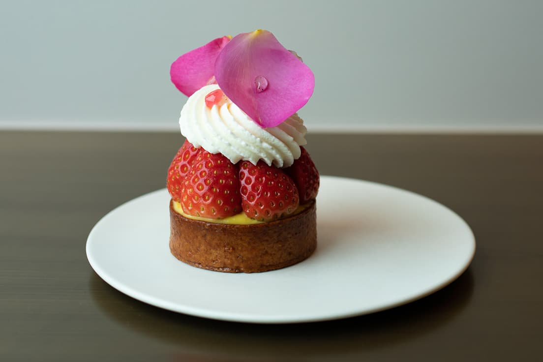 「苺と薔薇のタルト」900円。バターたっぷりのタルト生地に使われる、滋賀産スペルト小麦全粒粉は〈カタネベーカリー〉から分けてもらう挽きたてのもの。レモンとバニラのカスタードクリームを詰め、山梨産のイチゴ、あけいろベリーなどをトッピング。