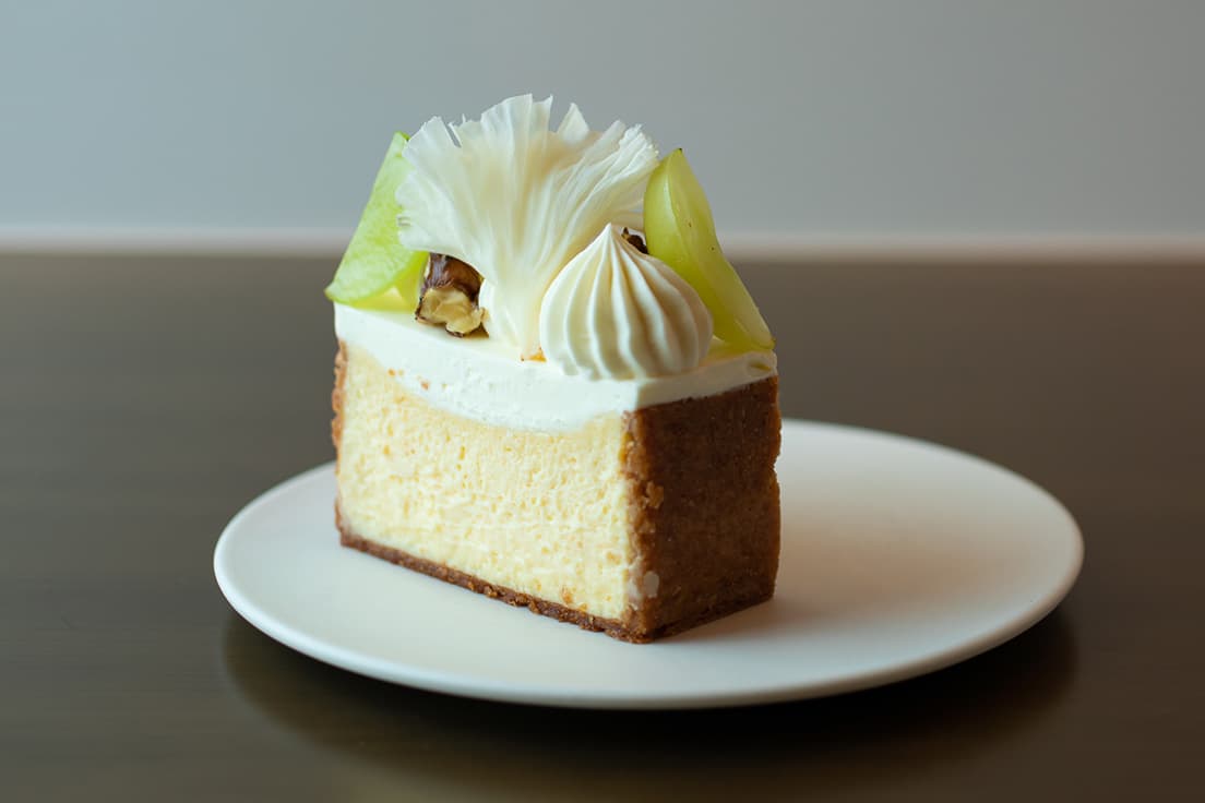 「ゴルゴンゾーラのチーズケーキ」800円。タルト生地はケーキによってタイプを変えている。こちらはスペルト小麦全粒粉にバターではなく、米油とオリーブオイルを合わせたバージョン。