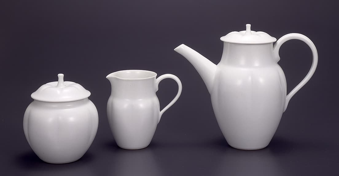 富本憲吉《白磁珈琲器》1933年。工業化が進む中で早くから量産陶器の製造を模索するなど、陶芸家としてだけでなく、デザイナーとしての先駆的な実践も改めて評価されている。〈東京国立近代美術館〉蔵。