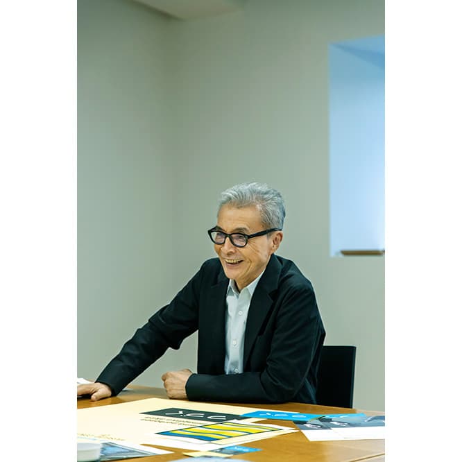 葛西 薫　1949年、札幌生まれ。73年、サン・アド入社。サントリーのウーロン茶中国シリーズ、ユナイテッドアローズの広告、虎屋のアートディレクションなどを長期的に手がける。毎日デザイン賞ほか受賞多数。今回の展覧会では、ポスターや会場などのグラフィック全般と図録の装丁を担当している。