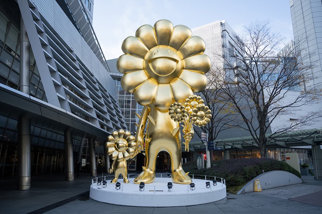 村上隆《お花の親子》 Haha Bangla Manus （2020年）。ブロンズ・金箔、H1,000.1×647.1×D465.5cm。(c) 2020 Takashi Murakami/Kaikai Kiki Co., Ltd. All Rights Reserved.