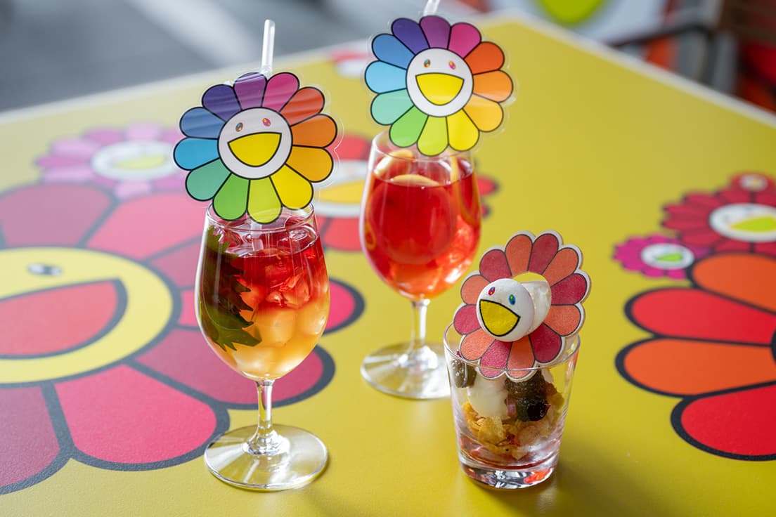 ヒルズカフェ／スペースが〈お花カフェ〉に。左から《しそハイビスカスピーチ》《レッドレモネード》各900円、《お花アイス》1,100円（以下、税込）。