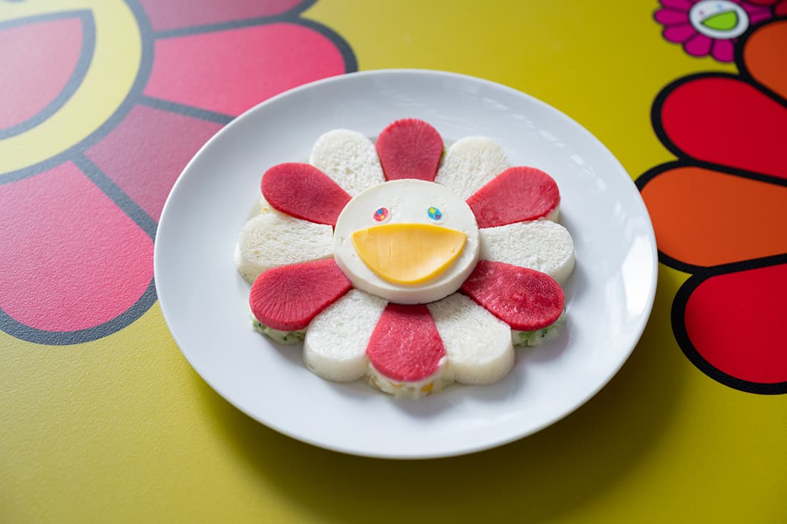 《お花サラダ》2,400円。食パンとピンクの大根で花びらに、大根の下にはポテトサラダなどが。顔の部分はムースで下にはエビのカクテルが隠されているオードブル的メニュー。