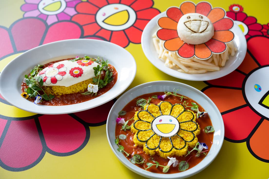 左から時計回りに《お花オムライス》1,900円はディナーのみ、《お花バーガー》2,300円、《お花カレー》1,800円はともにランチ・ディナーメニュー。バーガーの花びら部分は最中で食べられます。