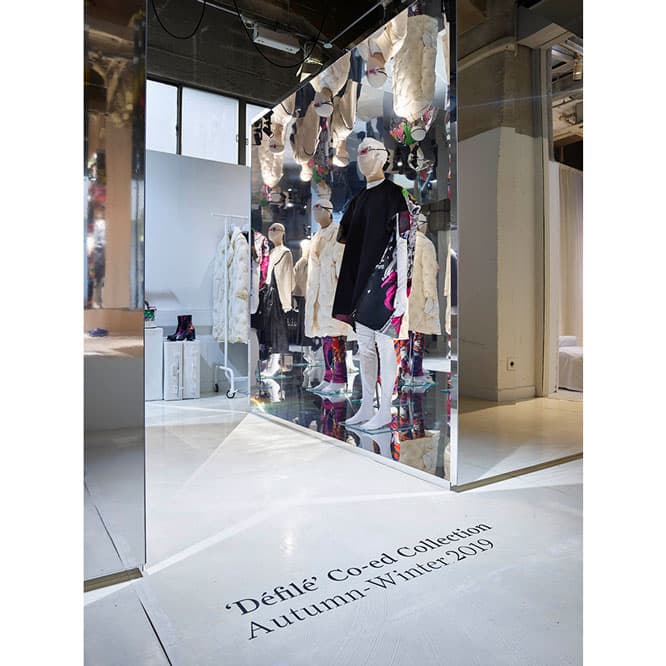 「アーティザナル」のコーナーに続いて展示される2019年秋冬「デフィレ」コレクション。展示の脇には商品化されたアイテムも並ぶ。
