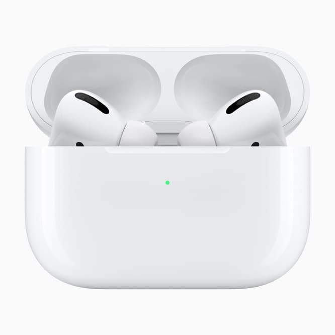 ケースを使って何度も追加充電をすると、合計で24時間以上も使えます。さらにQi規格のワイヤレス充電に対応しているので、ポンと対応機器に置いておけば充電開始。