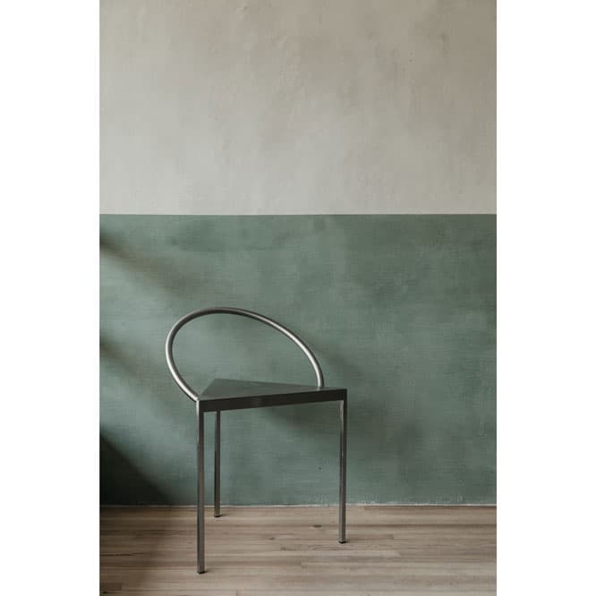 〈FRAMA〉の《Triangolo Chair》。円と三角を組み合わせた、研ぎ澄まされたフォルムが印象的だ。