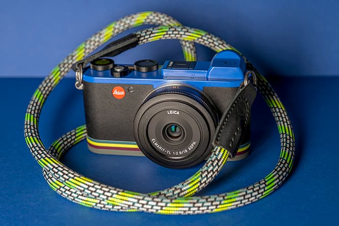  《ライカ CL "Edition Paul Smith"》550,000円。カメラ本体のシックな3本ラインとカラフルなロープストラップがアクセントに。