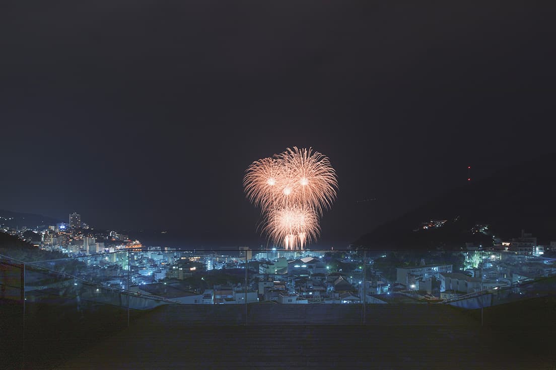 最上階の茶寮からは、相模湾を鉢のように囲む一帯の景色を見晴らすことができる。日程があえば、熱海海上花火大会の観覧も。