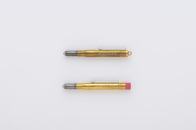 持ち歩きに最適な筆記具。（上から）ブラスボールペン6,000円、ブラスペンシル5,000円（キャップをはめた状態）。　photo_Keiko Nakajima