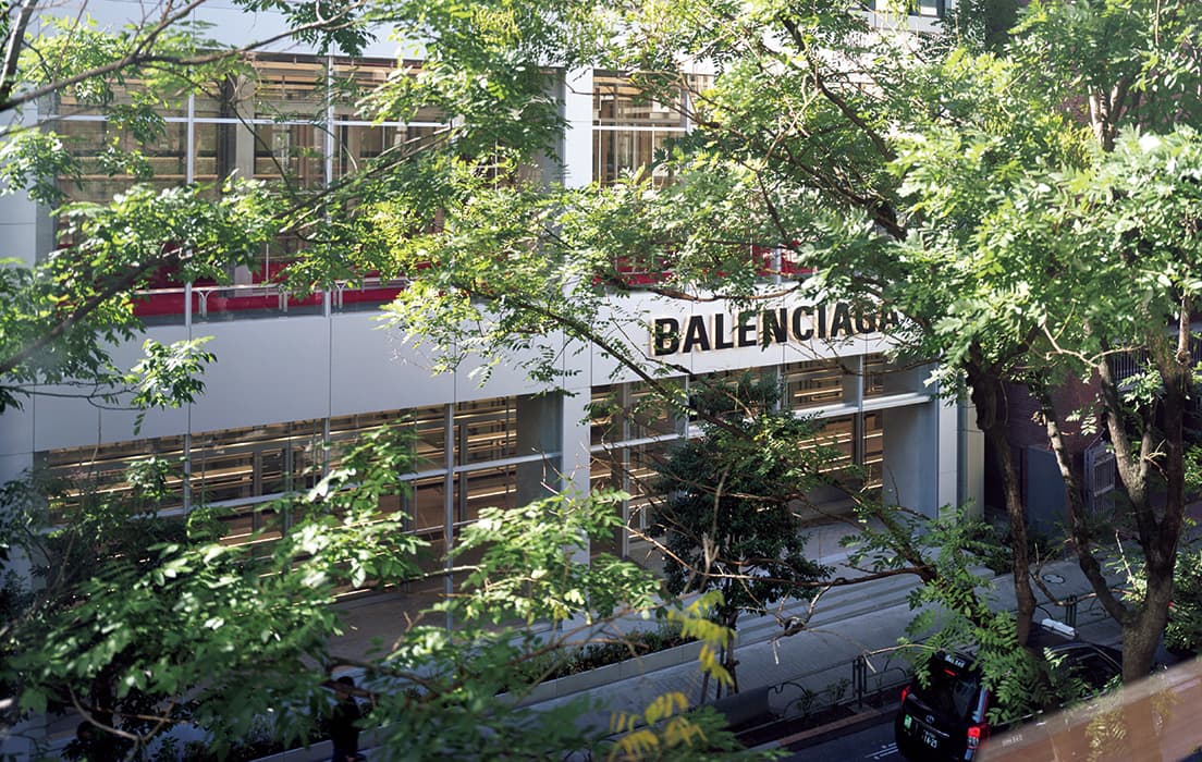 11月、南青山のみゆき通り沿いにリオープンした〈BALENCIAGA AOYAMA〉。周囲の景色が、店内のレイヤーとなったガラス面に映り込む。