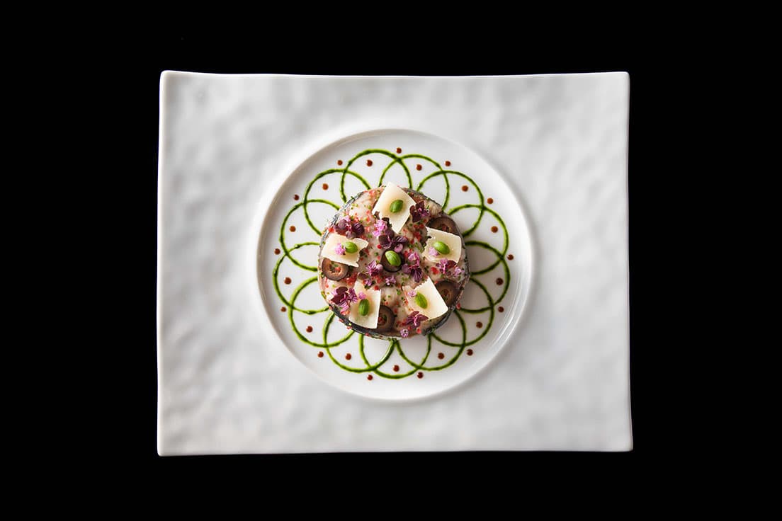 フェーヴのモチーフとなった、魚料理「鯖のタルト ブラックオリーブとバジルにスダチの香りを忍ばせて」。