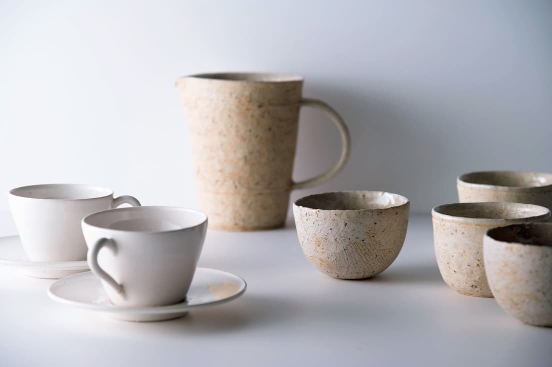内田鋼一のカップなど工芸の傑作がさりげなく使われる。