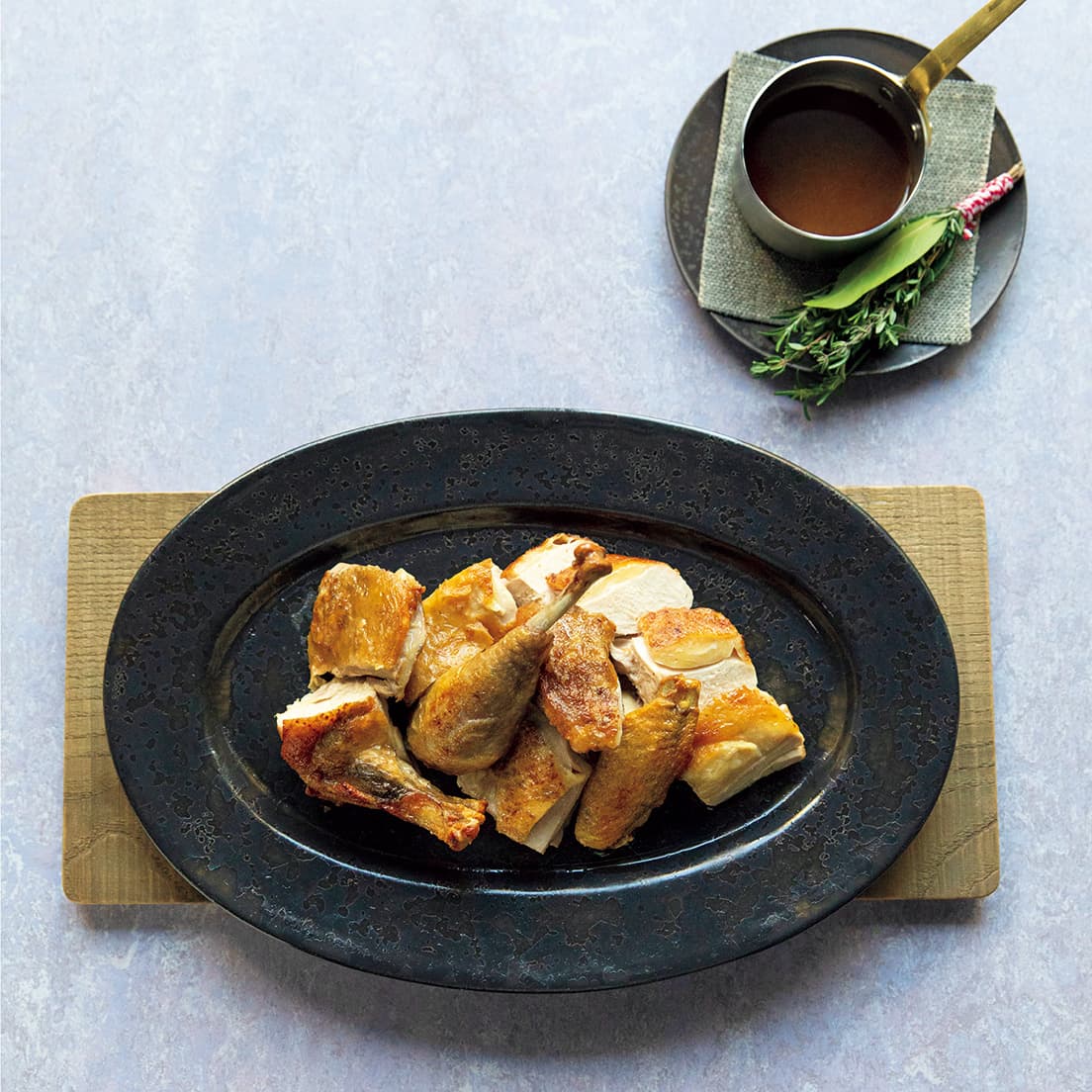 「天草ホロホロ鳥の炭焼き」3,200円。ソースはハーブの束を浸してつける。photo_Kenya Abe