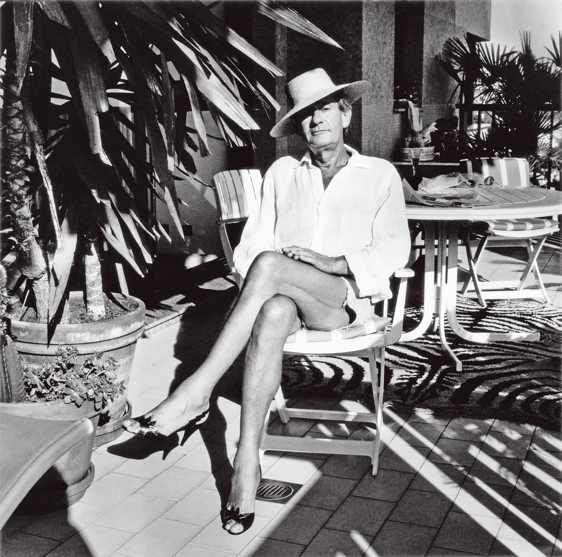 HELMUT NEWTON　1920年ドイツ生まれ。ユダヤ人迫害から逃れ、オーストラリアへ移住。現地の『VOGUE』で注目され、62年に渡仏。以後、ファッション写真家として世界で活躍する。自動車事故で死亡。享年83歳。 Helmut at home, Monte Carlo, 1987 (c)  Foto Alice Springs, Helmut Newton Estate Courtesy Helmut Newton Foundation