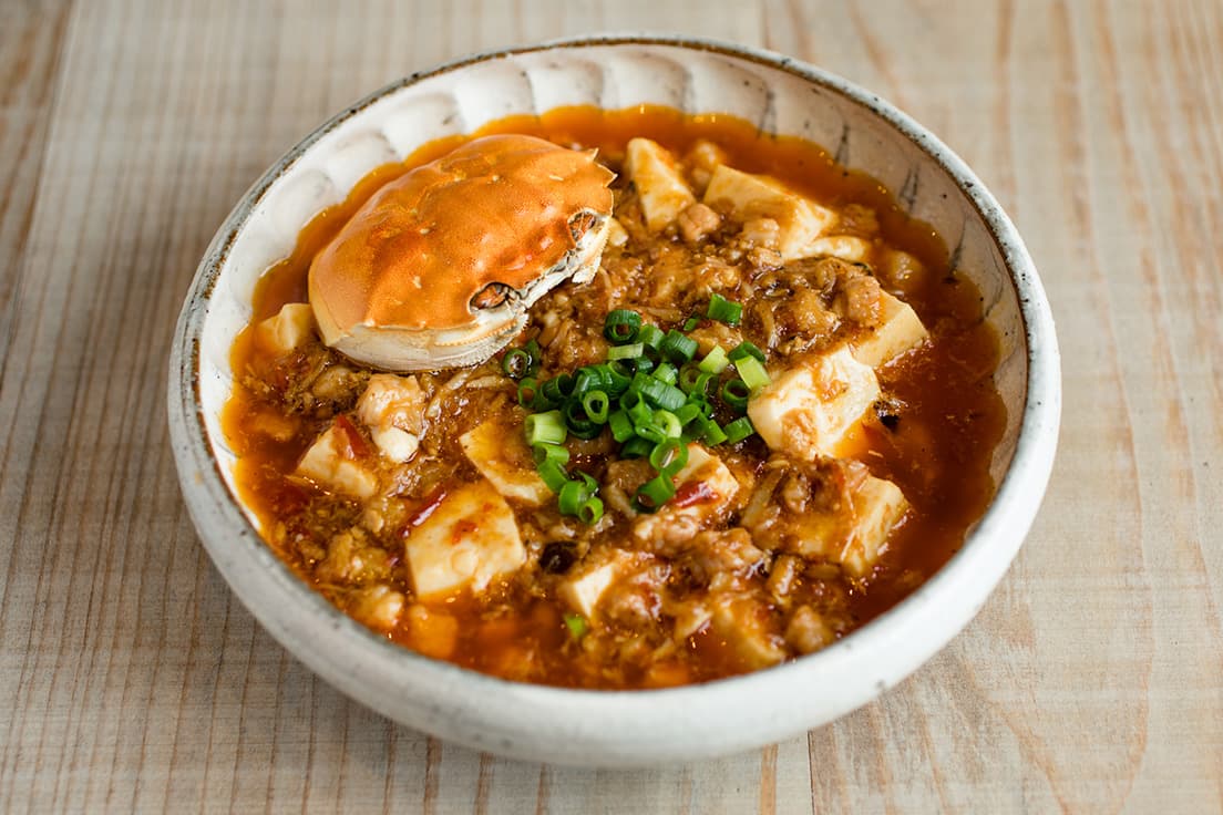 季節メニュー「上海蟹の雄を使った麻婆豆腐」4,980円。スタンダードな麻婆豆腐に比べて、まろやか！ 中国産唐辛子のピクルスや生姜が蟹の甘みを引き立てている。