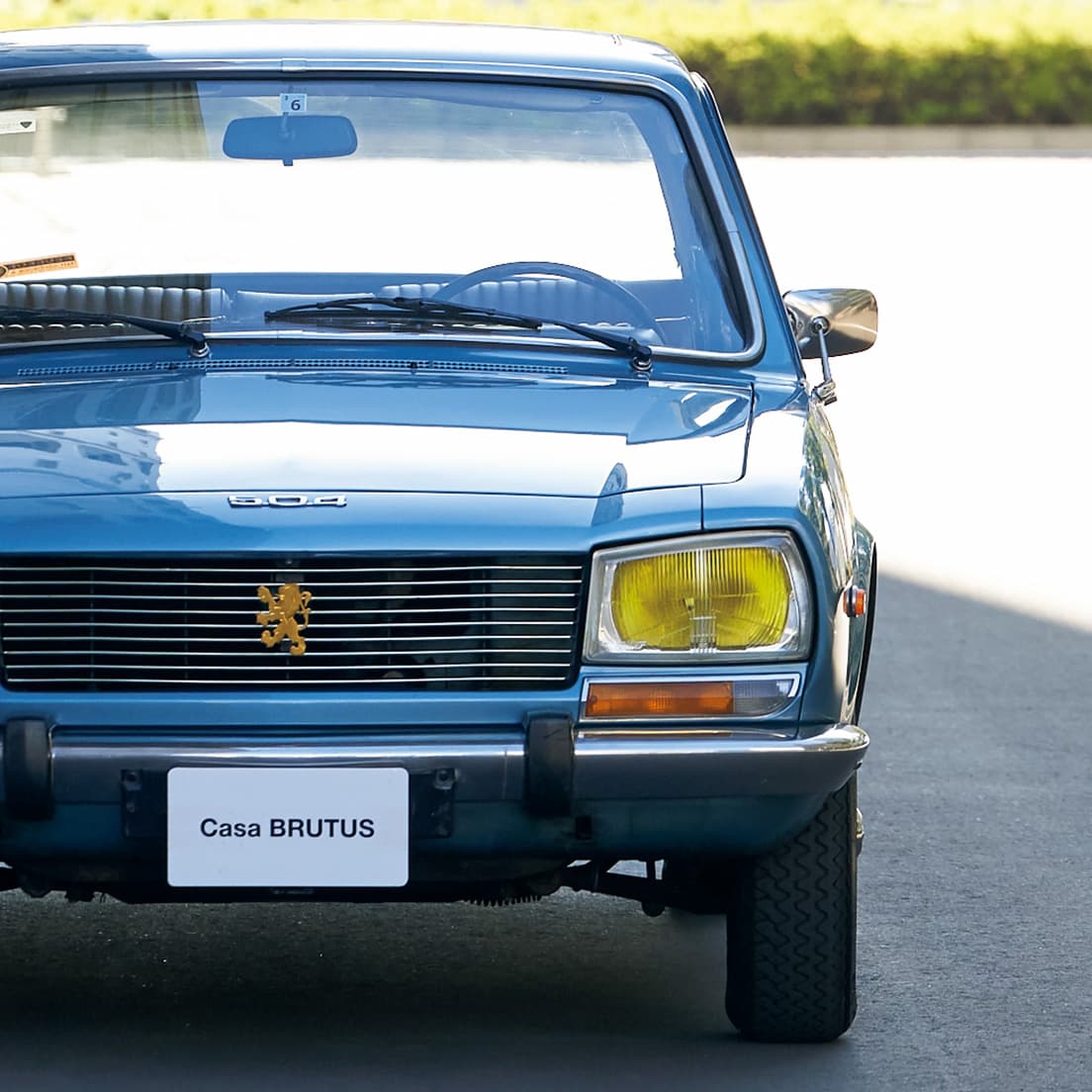 吊り目ヘッドライトは、1968年当時としては斬新。奥には、かつてフランス車が標準装備していたイエローバルブが滲む。