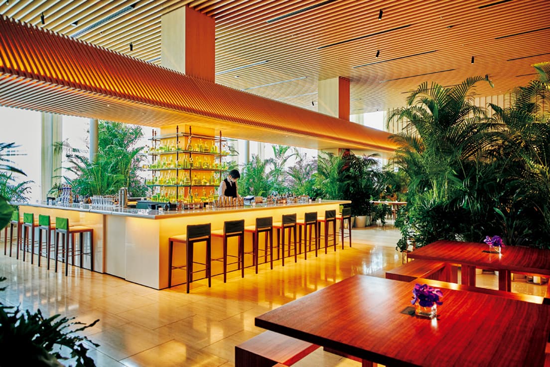 ガラスデキャンタが目を惹く〈Lobby Bar〉。photo_Masanori Kaneshita