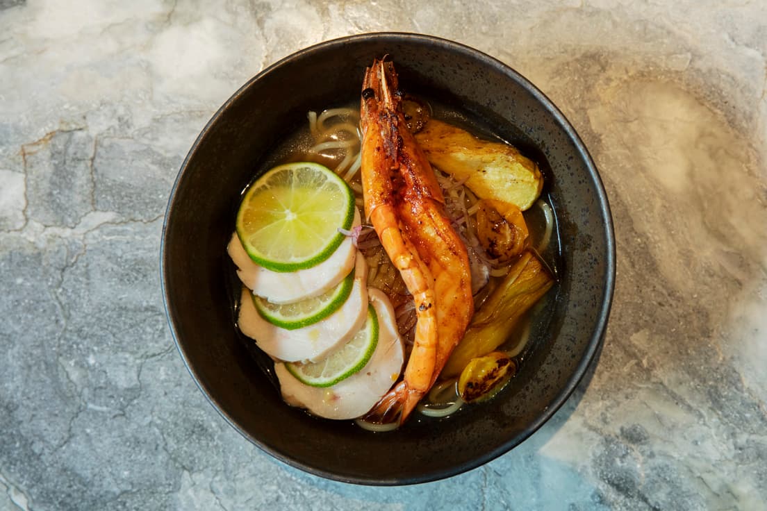 〈アップステアーズ〉スペシャリティのランチ。この日はトムヤムクン風スープパスタ2,500円。