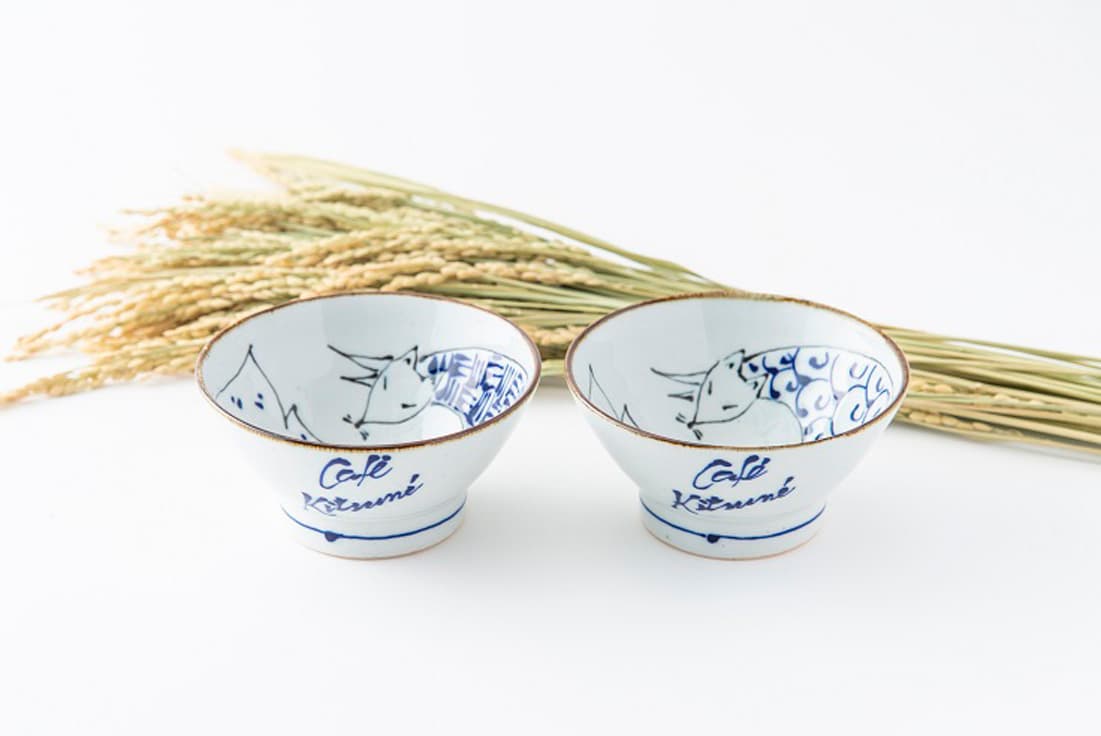 コラボ商品の1つ、狐が描かれた波佐見焼の茶碗。