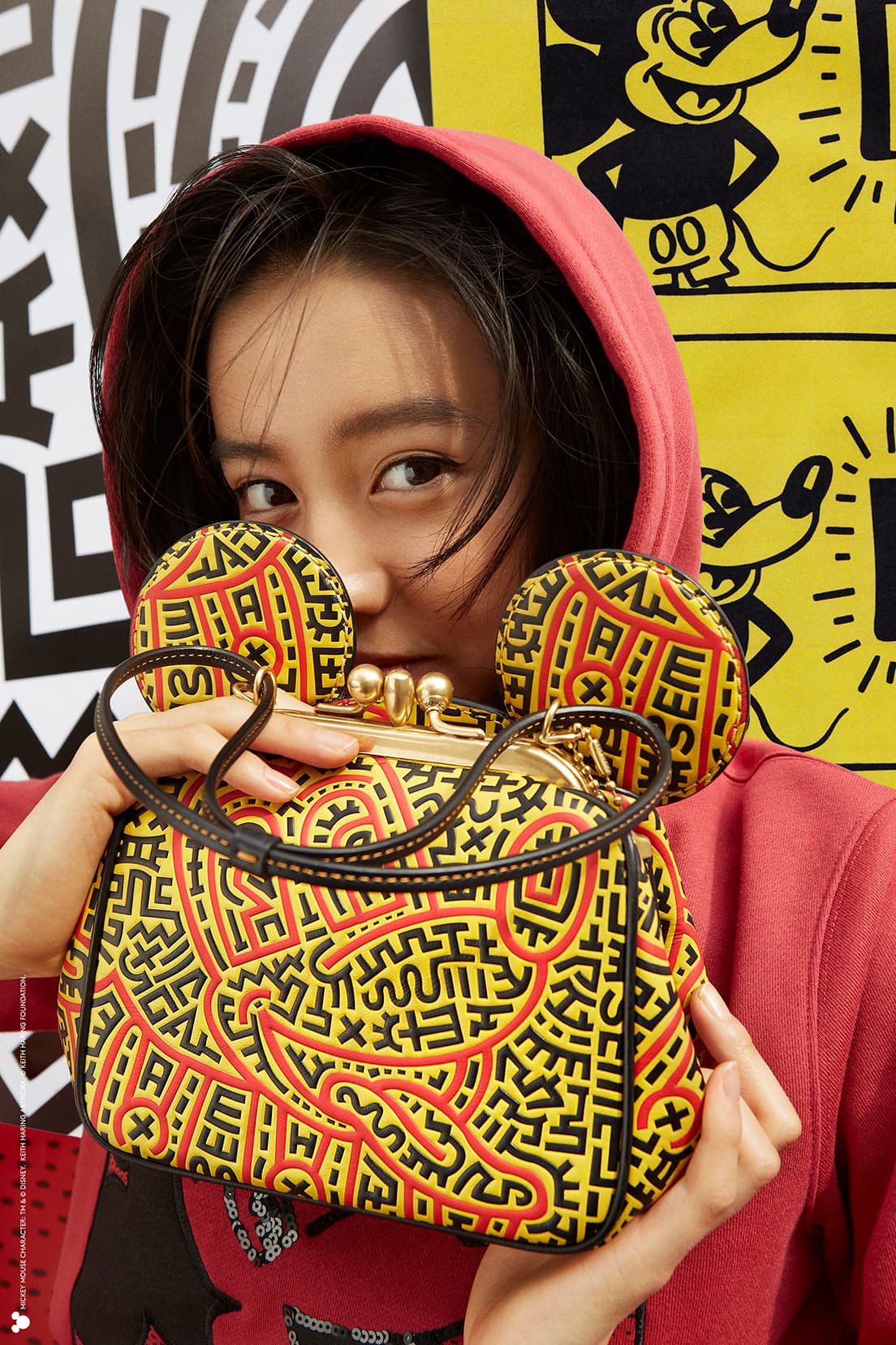 《コーチ ミッキー アンド キース・へリング コレクション キスロック バッグ》85,000円。TM &amp; © Disney © Keith Haring Foundation
