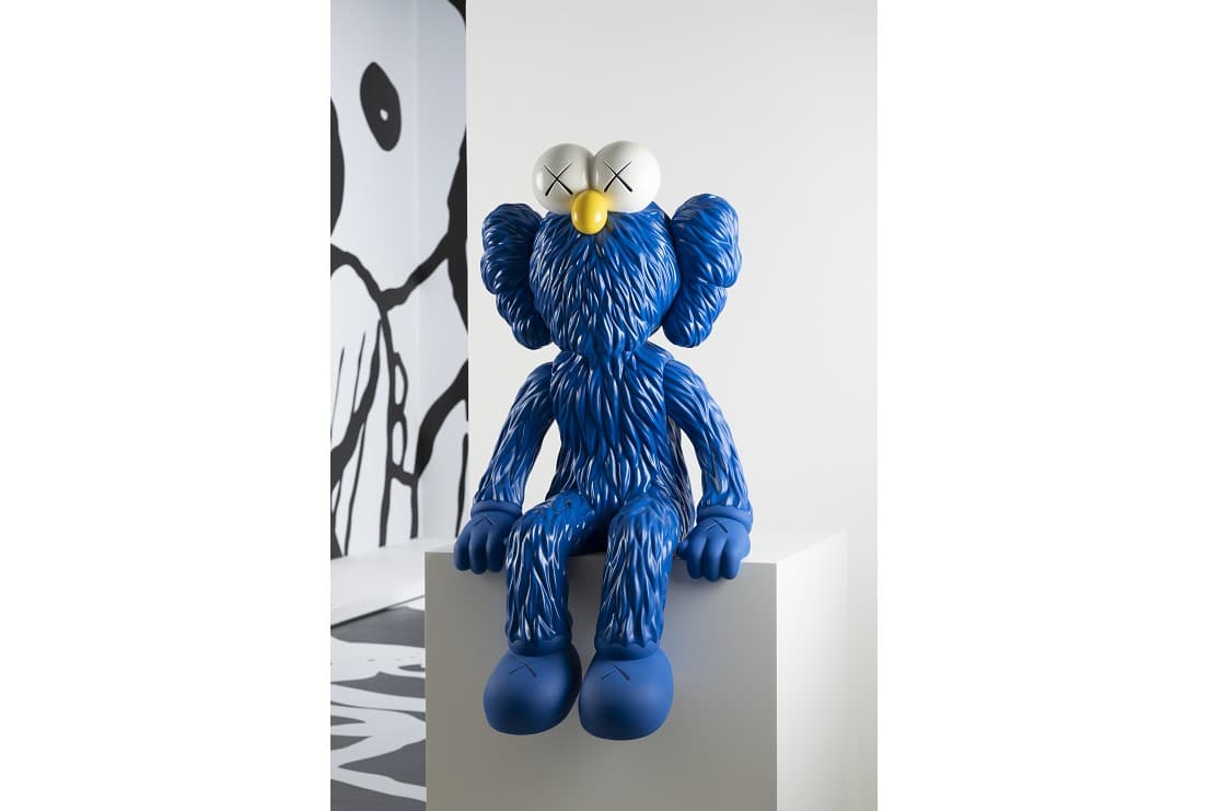 KAWSの代表作の一つでもある、両目に×印を施したキャラクター《BFF》。KAWS SEEING, 2018 © KAWS, photograph by Jonty Wilde