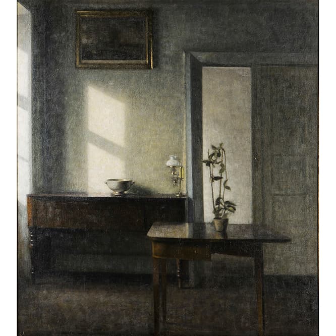 ヴィルヘルム・ハマスホイ《カード・テーブルと鉢植えのある室内、ブレズゲーゼ25番地》1910-11年　マルムー美術館蔵。　Malmö Art Museum, Sweden
