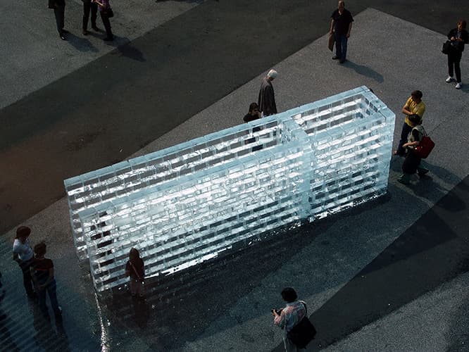 アラン・カプロー《Fluids》1967:2005年（参考作品）、Art:36:Basel, Switzerland　Photo: Stefan Altenberger　アラン・カプローは観客参加型の作品などを発表していた。