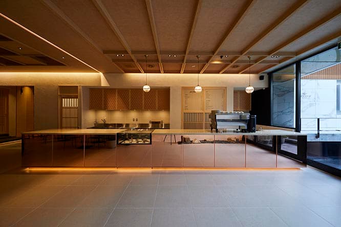 〈カフェ キツネ〉が青山にグランドオープン。