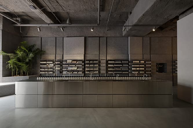 世界的デザイン事務所〈スノヘッタ〉による、〈イソップ シドニー店〉。荘厳な花崗岩で包み込まれるような内装。