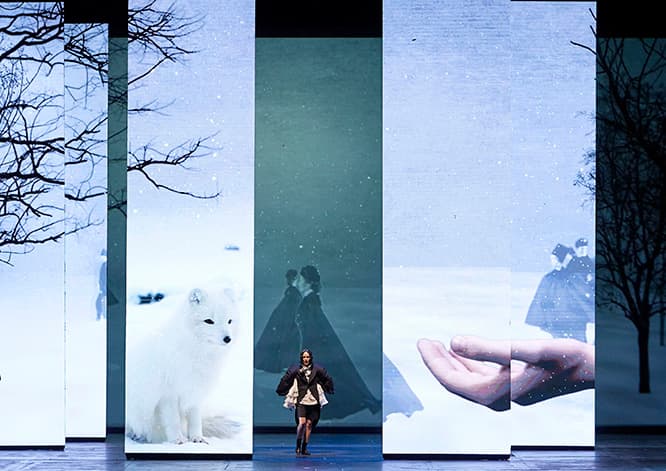 オルランドが目にした世界がスクリーンで展開される。　©Wiener Staatsoper / Michael Pöhn