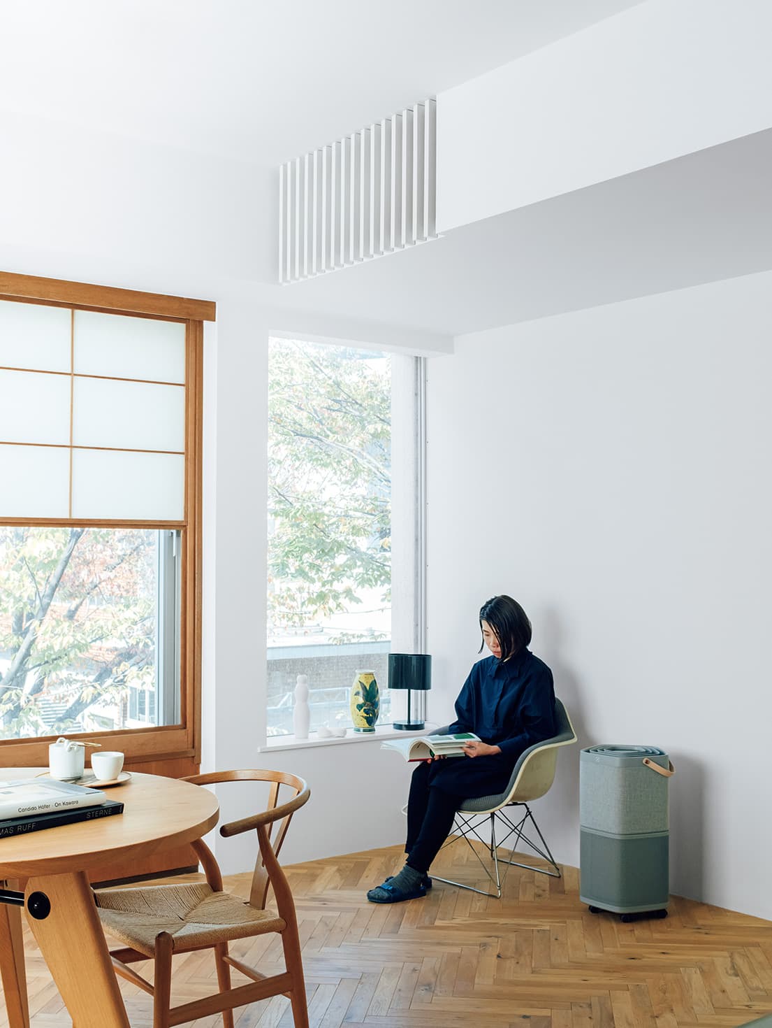 天井が高く、窓から差し込む光が気持ちのいい美和さんの部屋。ナチュラルカラーのインテリアに《Pure A9》が馴染んでいる。