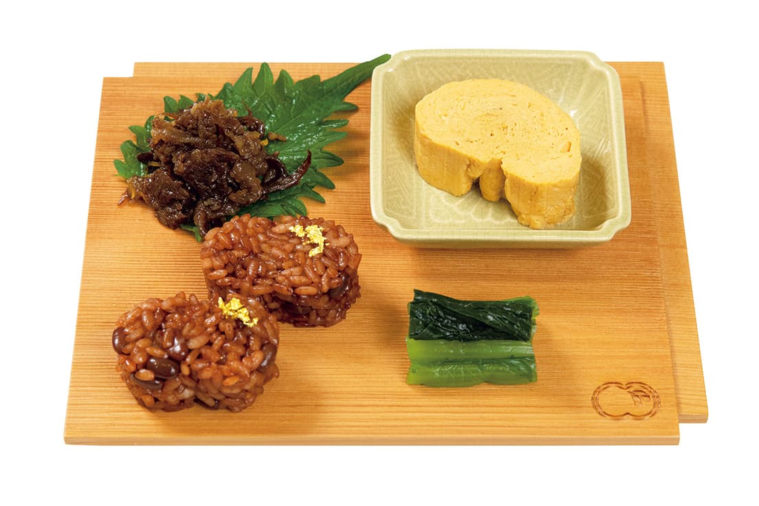 赤飯膳。だし巻き卵に牛しぐれ煮、赤飯と香の物が一皿に。