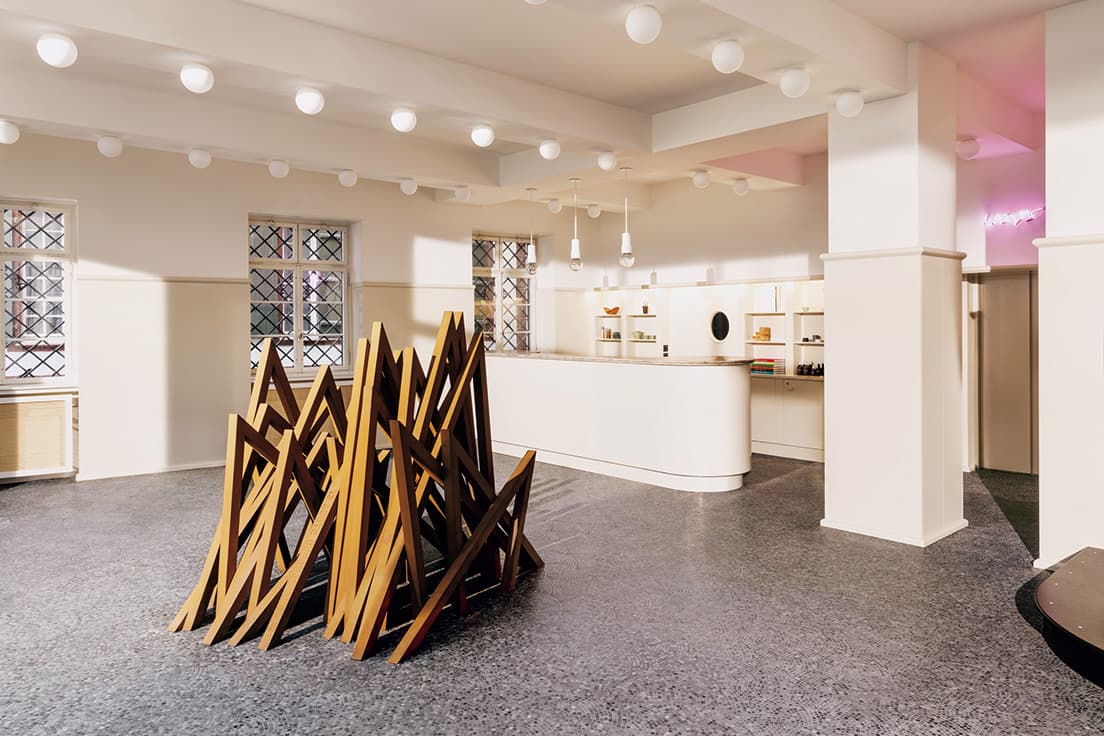 ロビーの彫刻はBernar Venetの作品。アート展示は地元のギャラリー〈Von Bartha〉が監修。
