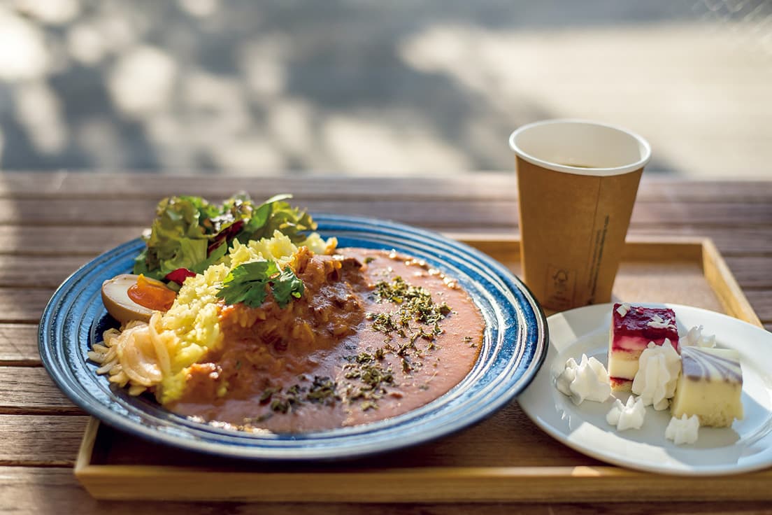 併設の〈WHAT CAFE〉ではオリジナルカレー（1,000円）も。
