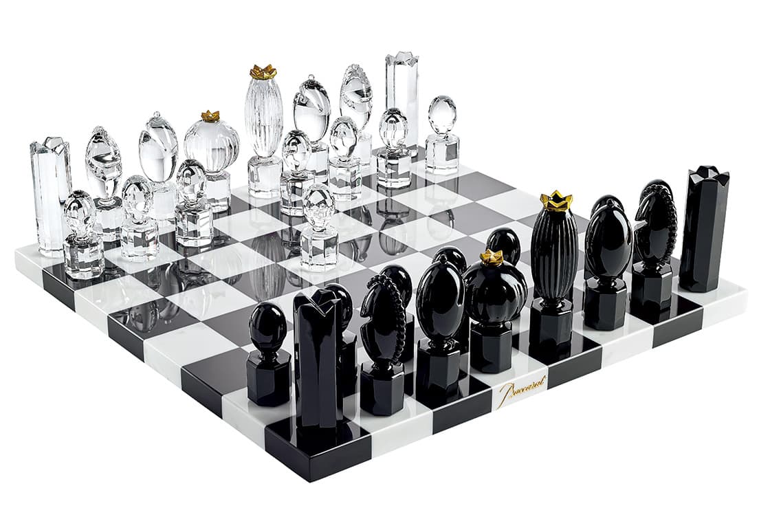 Marcel Wanders（マルセル・ワンダース）
マルセル・ワンダース スタジオが手がけたバカラの《GAME》コレクションから、チェスセットが登場。《ゲーム by チェス マルセル・ワンダース スタジオ》2,000,000円（バカラショップ 丸の内 TEL 03 5223 8868）。